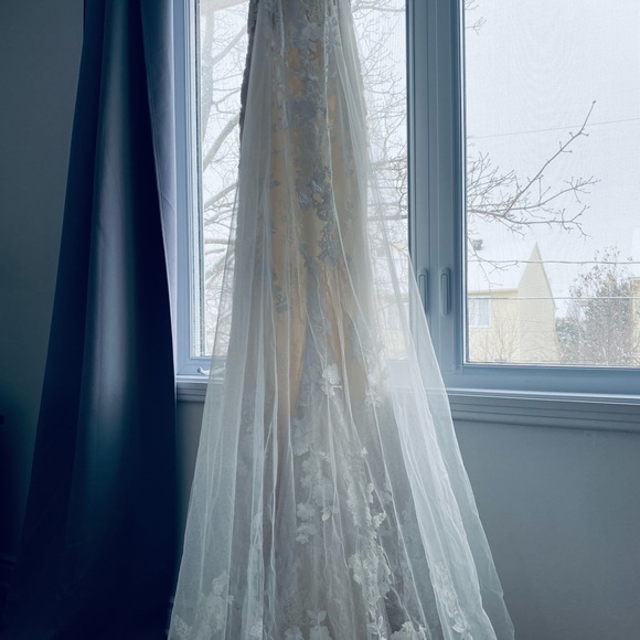 Brand-New Wedding Dress (Size 8) - Picture 4 of 11